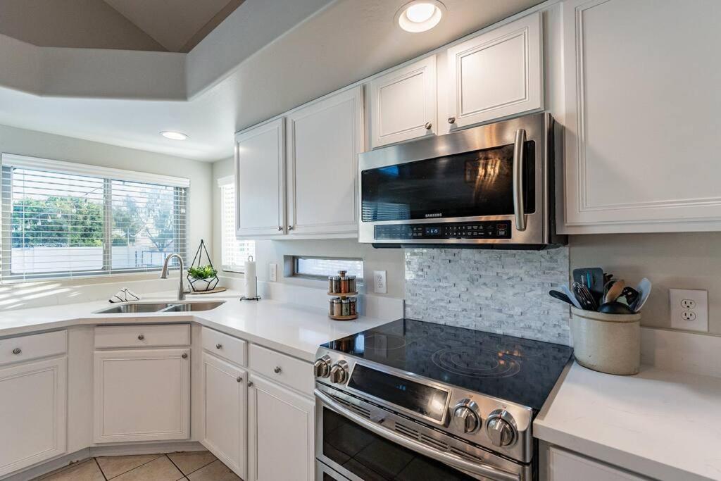Sleeps 11 With Pool And Putting *