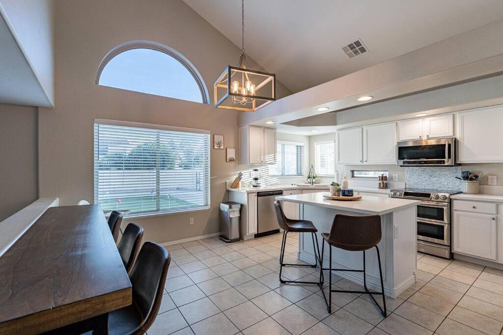 Sleeps 11 With Pool And Putting Glendale