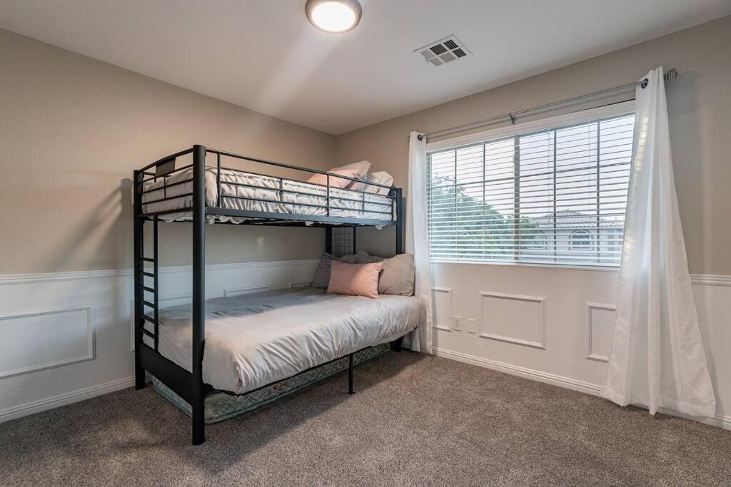 Sleeps 11 With Pool And Putting * Glendale