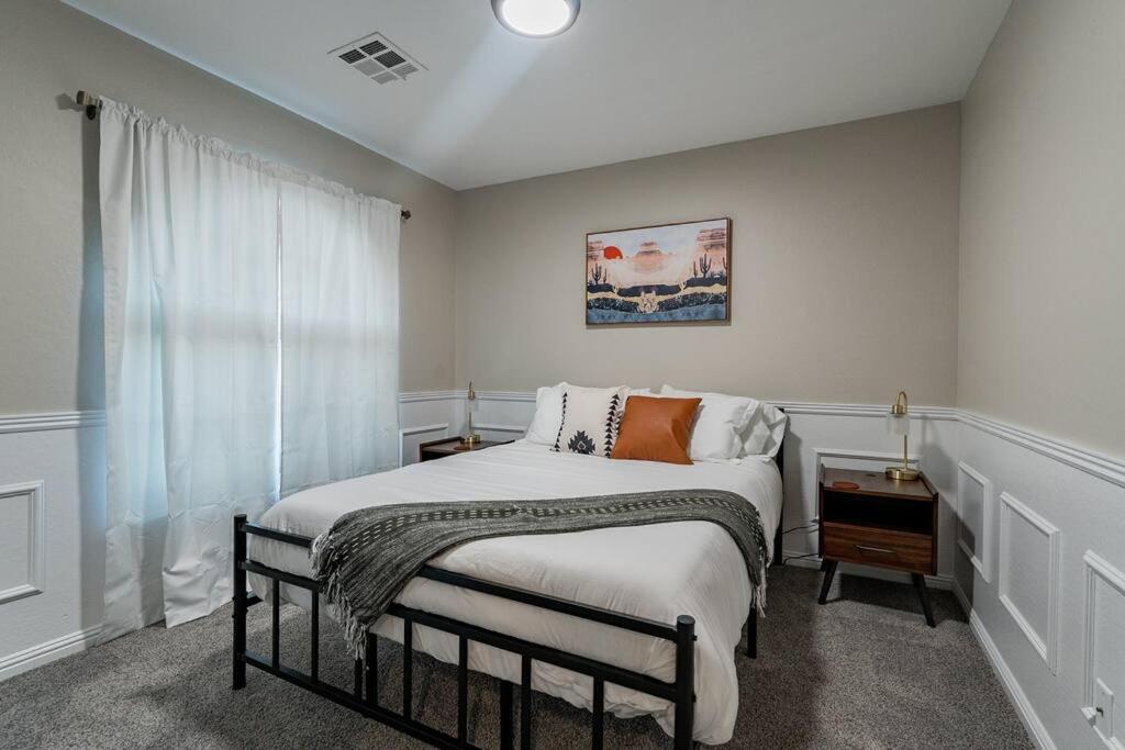 Sleeps 11 With Pool And Putting